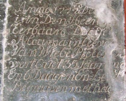 Anno 1777 den 11 augustus is in den heere gerust den eerbaare Doetje Hendriks Alcama in leeven huisvrou van Wiebe Pieters tot Tjerkwert oudt 35 jaar en 9 maanden en 6 daagen en leidt alhier begraaven met haar 2 kinders