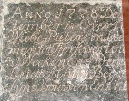Anno 1778 den 17 september is overleden Wiebe Pieters in leeven huisman tot Tjerkwert oudt 4[7] jaar 31 weeken en 4 dagen en leidt alhier begraven met sijn 2 vrouwen en 5 kinderen