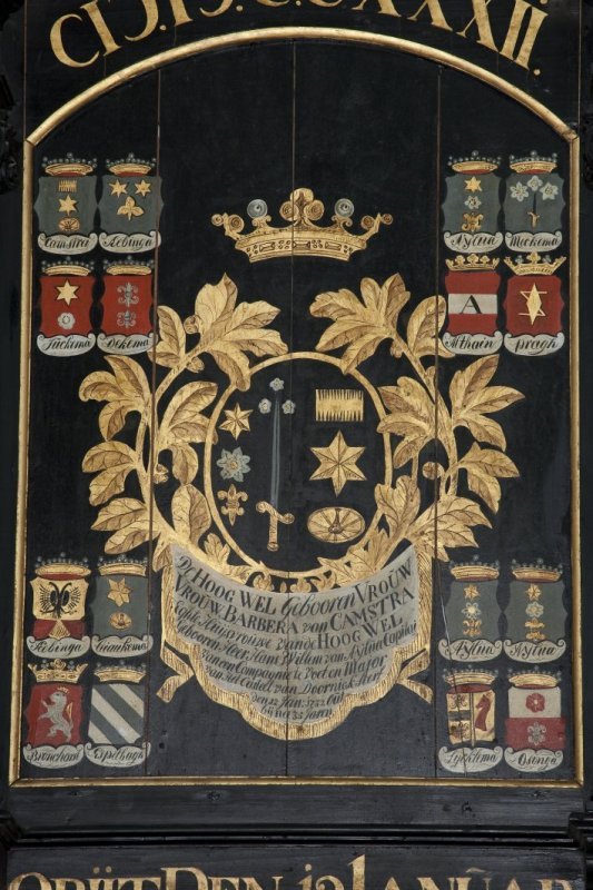 MDCCXXXII

De hoog welgebooren vrouw vrouw Barbera van Camstra, eghte huijsvrouwe van de hoog welgebooren heer Hans Willem van Aylva, capitain van een compagnie te voet en major van het casteel van Doornick, sterf den 12 jan: 1732 out bijna 35 jaren

Obiit den 12 ianuari

Camstra Aebinga Aylva Meckema
Juckema Dekema Althain Pragh

Aebinga Liaukema Aylva Aylva
Bronchorst Espelbagh Lycklema Osinga