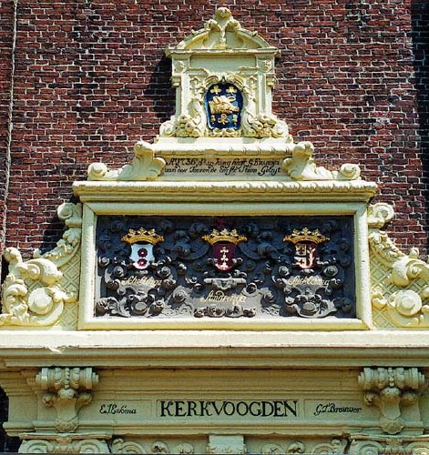 Ao 1736 d 15 juni heeft G. Brouwer van dese tooren de eersten steen gelegt

Scheltinga Andringa Lycklama

E.J. Eekma kerkvoogden G.T. Bouwer