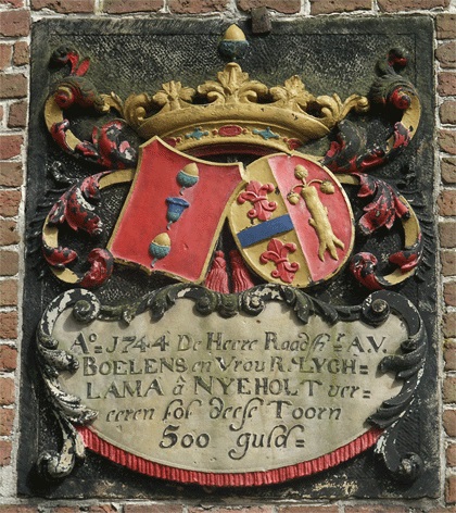Ao 1744 de heere raadshr A.V. Boelens en vrou R. Lycklama a Nyeholt vereeren tot deese toorn 500 gulds