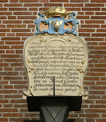 Anno 1775 is dit schoolgebouw alhier, opover Collumerland & Nieuwkruisland gestigt en sijn daar aan op den 12 juli des gemelden jaars door twee van desselvs kindskinderen jr. Cornelis Scheltinga van Hiemstra en freule Cecilia Johanna van Hiemstra de eerste steenen gelegd Anno 1775 is dit schoolgebouw alhier, opover Collumerland & Nieuwkruisland gestigt en sijn daar aan op den 12 juli des gemelden jaars door twee van desselvs kindskinderen jr. Cornelis Scheltinga van Hiemstra en freule Cecilia Johanna van Hiemstra de eerste steenen gelegd