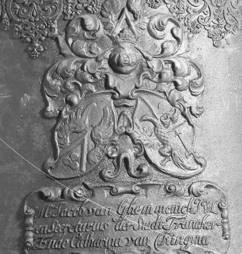 Doordat vur ben ik gevlooten Jurjen Balthasar heeft mij gegooten in Peins 1654
Jacob van Gemmenich j.u.d. en secretaris der stad Franeker en Catharina van Kingma
Bouwe Willems, Gerrit Feikens, Aern Hertogs, S. Sixtus Emminga, jufvrouw Riem van Galema Hero Wiarda pastor ecclesiae Jesu Christi in Peins aetatis suae 74
Watse Sierks kerkvoogd. edel heer Albertus van Emminga op Roordaburg, grietman van Franequeradeel ende medegecommitteerde en raad ter admiraliteit in Friesland en mevrouw Fokel Botnia zijn tegenwoordige vrouw Doordat vur ben ik gevlooten Jurjen Balthasar heeft mij gegooten in Peins 1654
Jacob van Gemmenich j.u.d. en secretaris der stad Franeker en Catharina van Kingma
Bouwe Willems, Gerrit Feikens, Aern Hertogs, S. Sixtus Emminga, jufvrouw Riem van Galema Hero Wiarda pastor ecclesiae Jesu Christi in Peins aetatis suae 74
Watse Sierks kerkvoogd. edel heer Albertus van Emminga op Roordaburg, grietman van Franequeradeel ende medegecommitteerde en raad ter admiraliteit in Friesland en mevrouw Fokel Botnia zijn tegenwoordige vrouw
