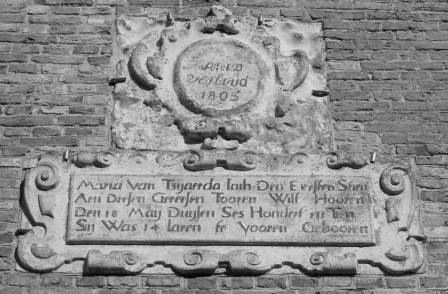 Anno verbouwd 1805 
Maria van Tyarda lech den eersten steen aen deesen gereesen tooren wilt hooren den 18 may duysen ses hondert en tien sy was 14 jaren te vooren gebooren