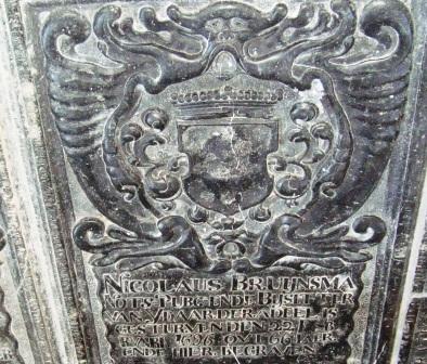 Nicolaus Bruynsma nots: pubc: ende byzitter van Ydaerderadeel is gesturven den 22 febrvari 1696 out 66 iaer ende hier begraven