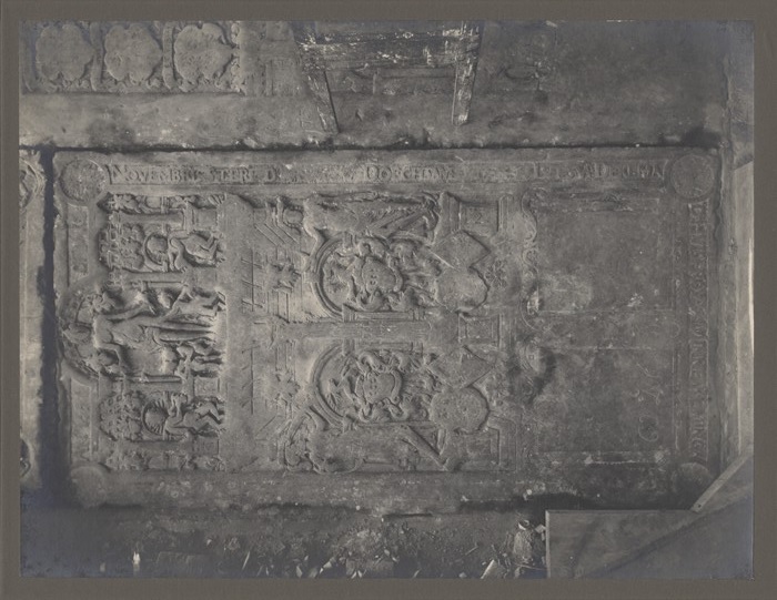 Ano 1594 den 16 novembris sterf de ... doechtsame ... Luts va Dekema d huisfrou va Minne va Eminga

Anno 1683 den 3 majus is gestorven d`eerbare Ma[r]... Pieters Dreyer de huisvrou van Jacob Romckes Braam out 20 1/3 jaer en is hier begrave

anno 1707 den 12 januarii is overleeden d`eerbare Antje Reiners Fontein huisvrou van de coopman Jacob Romkes Braam out 30 jaar 63 dagen en is hier met 2 haarer kinderen begraven

Anno 1727 den 21 majus is overleeden de eersame Jacob Romkes Braam