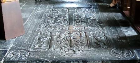 Ao 1627 de 28en novembr sterf de heere Ernst van Aylva toe Herwij olt 79 iare en 3 mant

Hier leit begraven de e Ydt van Heerma ruste de 9en decemb. Ao Dni 1596

Pieter Dirkx 1599