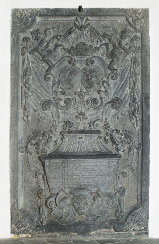 Ao MDCCVIII den XXI maart is in den heere gerust de hoogwelgeboren vrouw Amelia Baronesse van Coehoorn
Ao MDCCLVI den XVI septem is in den heere gerust den hoogwelgeboren heer Hendrik Casimier baron van Coehoorn in leven luitenant collonel en directeur ten dienste van de staat der vereenigde Nederlanden &c: &c: &c: oud 74 iaren en leit alhier begraven Ao MDCCVIII den XXI maart is in den heere gerust de hoogwelgeboren vrouw Amelia Baronesse van Coehoorn
Ao MDCCLVI den XVI septem is in den heere gerust den hoogwelgeboren heer Hendrik Casimier baron van Coehoorn in leven luitenant collonel en directeur ten dienste van de staat der vereenigde Nederlanden &c: &c: &c: oud 74 iaren en leit alhier begraven