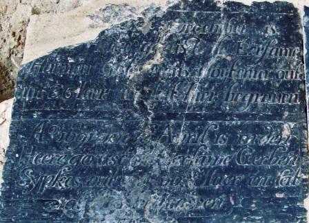 [Ao 1658 den] 8 december is in den heere gerust de eersame Harmen Got[f]riens Hoytema out int 66 iaer en leit hier begraven

Ao 1691 den 16 april is in den heere gerust de eersame Gerben Sypkes out int 20ste iaer en leit alhier begraven