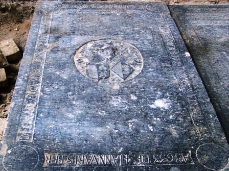 Anno 1639 de 27 apriles sterf de [eersame] Ielle Douwes Eeckena en anno 1633 de 4 jannuaris sterf d ... Auck Wijbe dr sijn wijf en l. hier begraven

Anno 1656 den 20 juny is in de heere ontslapen de ... Aecht Douwes oud 20 jjaer ende leyt hier begraven