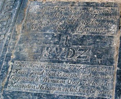 Anno 1727 den 20 december is in den heere gerust de eersaame Wiebe Sipkes out 58 iaer en leidt alhier begraven
+ b.v.d.z.
Den 16 november 1774 is in den heere gerust den eersame Tjerk Luietses coopman te Winsum oud 71 iaar 6 maanden 16 dagen en leit hier begraven Anno 1727 den 20 december is in den heere gerust de eersaame Wiebe Sipkes out 58 iaer en leidt alhier begraven
+ b.v.d.z.
Den 16 november 1774 is in den heere gerust den eersame Tjerk Luietses coopman te Winsum oud 71 iaar 6 maanden 16 dagen en leit hier begraven