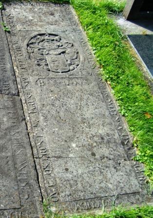 Anno 1679 de 18 augsty sterf den eersamen Witse Meinerts Suffena ontvanger van Swechem out ontrent 56 iaren ende leit alhier begraven

B.V.D.S.
