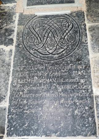WH

Ao 1710 den 24 april is in den heere gerust den eerbare Grijttje Fransz huisvrou van W. Heineman oud omtrent 36 iaaren leid alhier begraven in hope van een salige opstandinge

Den 16 mai 1808 stief de wel eedele heer Kornelis Heineman old burgemeester der stede Bolswaard oud 76 jaaren en 9 maanden

Anno 1744 den 7 augusti is in den heere gerust de eersame man Willem Heineman in leeven organist en school,eester te Workom oud 66 iaaren en ruim 3 maanden ende leit alhier begraven in hoope van eene zaalige opstandinge ten leeven