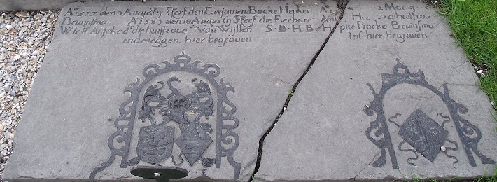 Ao 1572 den 3 augustij sterf den eersamen Bocke Hepkes Bruynsma

Ao 1583 den 18 augustij sterf die eerbare Wlck Anscke dr die huisfroue van wijlen s. B.H.B.

Ao 1588 den 22 martij sterf Ansck Heerkes d huisfrou van Hepke Bockes Bruinsma ende leit hier begraven
