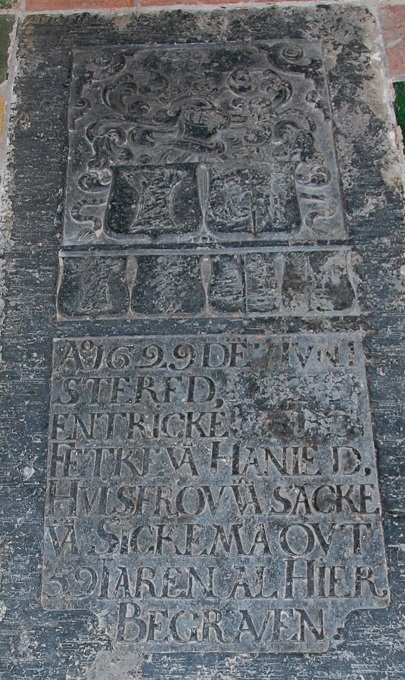 Ao 1629 de 7 iuni sterf d [eren]entricke Fetke va Hanie d huisfrou va Sacke va Sickema out 59 iaren alhier begraven