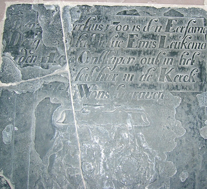 Den 2[2 ma]ertius 1700 is den eersame dogtrijcke Tietue Ennis Leukema in den heere ontslapen out in het 8[3? iaer ende] leit hier in de kerck tot Wons begraven