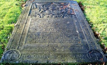 Anno 1667 de 31 maart sterf den ... Binnert va Roorda out 56 iaren
Anno 1655 de 10 ianuarij sterf de ... Bauck va Glins sin wyf out 36 iare
Roorda Gerbranda Glins Fronhoven
Heringa Roorda Bants Wygara
Bavia Binnerti Roordae nunc mortua coniunx.
Hic iaceo. Hic tumulus corpus et ossa tenet
Uxor dum vixi multos perpessa dolores
quos vary morbi tunc peperere mihi
nil mihi nobilitas, nil clarum nomen auorum
profuit at pulvis fumus et umbra fui
altamen hoc atro prodibo lata sepulcro
ceterusque fruar, Glinsia nata, bonis
Bavia qua vivens quondam charissima coniunx
in morte hic comitem me quoque semper habe
tuque latus claudens in eodum, bavia, lector.
claudentem latus hic accipe chara tuum
surgemus pariter coelum ad properabimus idem
et nobis eadem gaudia semper eruntt.
Posuit Everhardus Hesener v.d. minister in Scingen Anno 1667 de 31 maart sterf den ... Binnert va Roorda out 56 iaren
Anno 1655 de 10 ianuarij sterf de ... Bauck va Glins sin wyf out 36 iare
Roorda Gerbranda Glins Fronhoven
Heringa Roorda Bants Wygara
Bavia Binnerti Roordae nunc mortua coniunx.
Hic iaceo. Hic tumulus corpus et ossa tenet
Uxor dum vixi multos perpessa dolores
quos vary morbi tunc peperere mihi
nil mihi nobilitas, nil clarum nomen auorum
profuit at pulvis fumus et umbra fui
altamen hoc atro prodibo lata sepulcro
ceterusque fruar, Glinsia nata, bonis
Bavia qua vivens quondam charissima coniunx
in morte hic comitem me quoque semper habe
tuque latus claudens in eodum, bavia, lector.
claudentem latus hic accipe chara tuum
surgemus pariter coelum ad properabimus idem
et nobis eadem gaudia semper eruntt.
Posuit Everhardus Hesener v.d. minister in Scingen