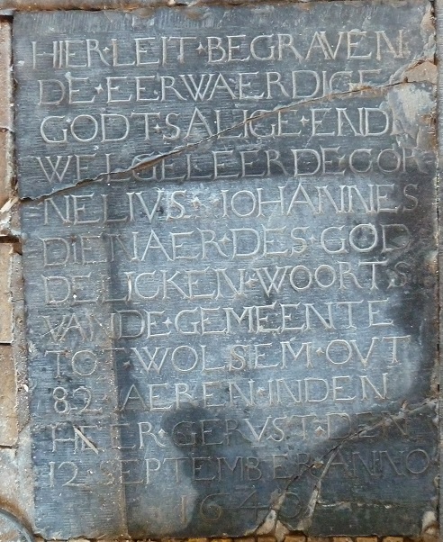 Hier leit begraven de eerwaerdige godtsalige ende welgeleerde Cornelius Iohannes dienaer des goddelicken woorts van de gemeente tot Wolsem out 82 iaeren in den heere gerust den 12 september anno 1640