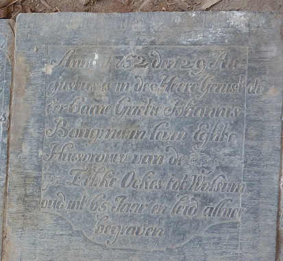 Anno 1752 den 29 augustus is in de heere gerust de eerbaare Grietie Johannus Bangma in leven eghte huisvrouw van de [ontfanger] Eelke Ockes tot Wolsum oud 65 jaar en leid alhier begraven