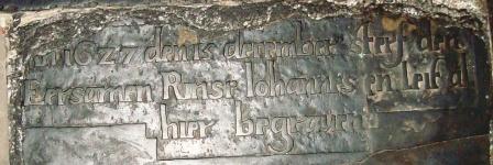 Anno 1627 den 15 decembris sterf de eersame Rinse Johannes en leit alhier begraven