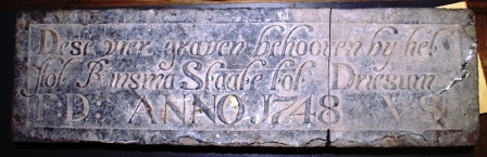 Dese vier graven behooren bij het slot Rinsma Staate tot Driesum
F:D: Anno 1748 v:S: