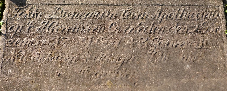 Fokke Bienema in leven apothecarius op t Heerenveen overleden den 2 deczember 1771 oud 43 jaaren 10 maanden en 4 daagen leit hier begraven