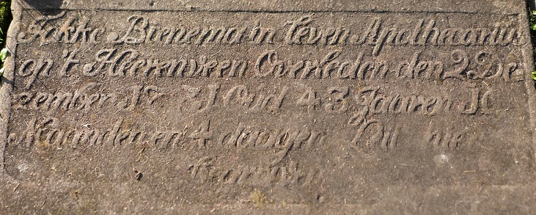 Fokke Bienema in leven apothecarius op ’t Heerenveen overleden den 2 deczember 1771 oud 43 jaaren 10 maanden en 4 daagen leit hier begraven Fokke Bienema in leven apothecarius op ’t Heerenveen overleden den 2 deczember 1771 oud 43 jaaren 10 maanden en 4 daagen leit hier begraven
