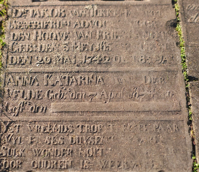 Levende sterven wy in Adam	

	Stervende leven wy in Kristus

Dr: Iakob van Iukkema tot Sexbierum advocat voor den hoove van Frieslant geb: den 3 mey 1657 en gest: den 20 mai 1742 out 85 ja:

Anna Katarina van der Velde geb: den 7 april 1674 en gest den ...

Het vreemds trof t egte paar 
Wyl in ses duysent yaaren 
Sulk wonder noit [aan haar?]
Foor oudren is weervaren