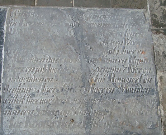 Ao 1685 den 28 octobr is in den heere gerust de eerwaarde godsalige en welgeleerde d: Andreas Schuringa in leven geweest bedienaar des goddelicken woords eerst op de heerlijkheid Amelant 1 iaer en 7 maenden daerna tot Finckum en Hyum 3 iaer en 10 maenden tot Cornjum 7 iaer en 8 maenden en eindelijck tot Rauwert en Irnsum 2 iaer oldt 42 iaer en 7 maenden en leit hier nae den lichame begraven op hoop van een salige opstandinge ten oordeel

Iae koomt heere Iesu. apoc 22 v 20