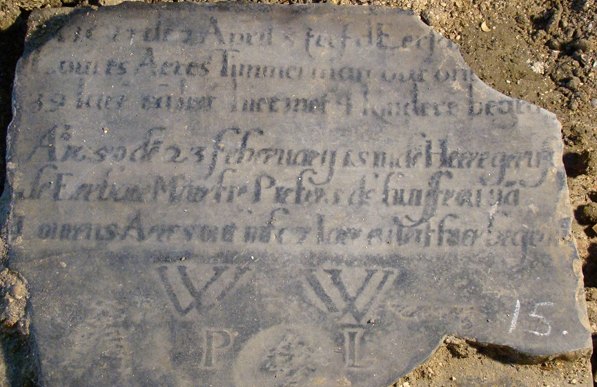 An [1627?] de 2? april sturf d eersa[me] Lowes Aeres tymmerman out on[trent] 39 iaer en leit hier met 4 kindere begra

Ao 1650 de 23 feberuary is in de heere gerust de eerbare Maertie Pieters de huisfrou va Lowes Aeres out int 67 iaer en leit hier begra

W W
P L