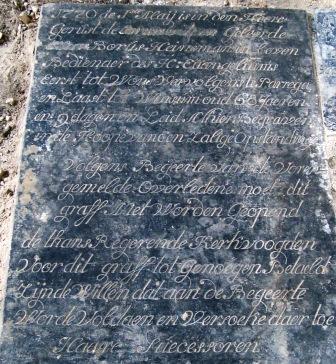 1770 de 1ste maij is in den heere gerust de eerwaarde en geleerde ... Borus Heineman in leven bedienaar des h. euangeliums eerst tot Wons vervolgens te Parrega en laast tot Winsum oud 68 jaeren en 9 dagen en leid alhier begraven in de hoope van een zalige opstandinge 

Volgens begeerte van de voren gemelde overledene moet dit graff niet worden geopend de thans regerende kerkvoogden voor dit graff tot genoegen betaeld zijnde willen dat aan de begeerte
worde voldaen en versoeke daertoe 

Haare suecessoren