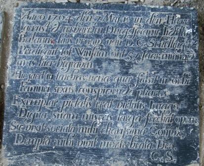 Anno 1704 den 7 maj is in den heere gerust d�eerbare en duegdsaame Iidtske Beilanus huisvrouw van d. C. Schellinger predicant tot Winsum out 57 jaar min 14 d en is hier begraven

Hic jacet in tenebris uruae, quae fulsit in orbe
Feminei sexus conspicienda pharus
Exemplar pietatis erat virtutis imago
Digna, suam miseris larga ferebat opem
Sic vixit sociata mihi charissima conjux;
Dempta mihi vivit morte beata Deo.
C.S