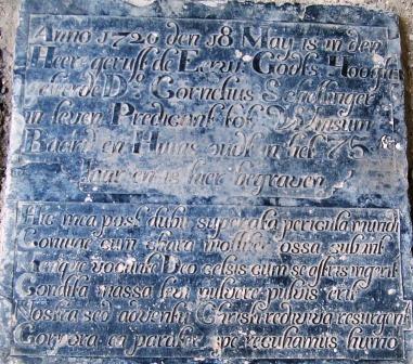 Anno 1720 den 18 maij is in den heere gerust de eerw: Godts: hoogh: geleerde do Cornelius Schellinger in leven predicant tot Winsum Baard en Huins oudt in het 75 ste iaar en is hier begraven

Hic mea post dubu superata pericula mundi
Coniuge cum chara moltiter ossa cubant
Mensque vocante deo celsis cum se astris ingerit
Condita massa levi pulvere pulvis erit
Nostra sed adventu Christi rediviva resurgent
Corpora ea parater spe recuhamus humo