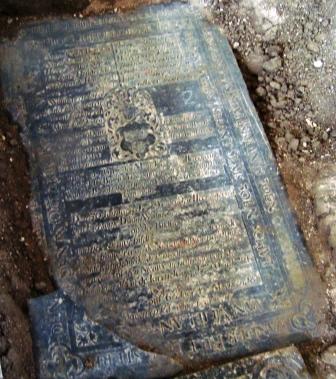 Hier leit begraven den eerbaren man Sem IJsbrants zoen ... van der Bilt en sterf den .. ...varij in[t iaer] MV ende XLI  

Hier leijt begrave den eerbaren man IJsbrant Sems zoen schut van Vlielan[t] ende sterf den IX octobris int iaer MVC en LI.

Anno 1733 den 29 april is in den heere gerust den eerbare Henderkie Steevens dr huisvrou van ... Daam Walings en leit alhier begraven en is out 63 iaer en [1] mant twe dagen

Anno 1683 den .. december is in den heere gerust den eersamen Steeven Bartouts en was out in syn 65 iaer en leit alhier begraven

Anno 1758 den 6 [maart] is den eersame Waling Daams in den heere gerust en was out 69 iaer en 27 weken en leit alhier begraven

Anno 1707 den 17 den maart is in den heere gerust ... Ieltie Bentus in leven echte huisfrou van wilen Walingh Daams out in haer 24ste iaer en leit alhier begraven

Den 30 ianuary 1729 is in den heere gerust den eersame Daam Walings ... op den Bildt en ... van het nieuw Bildt ... van de landbouwerij op de Nieuwebilds ingedijkte polder sijnde mede drie maal ... geweest tot een nieuwe inhuiringe van de Bildlanden... als in de iaren 1699, 1720 ook 1726 met haar ... out 64 iaer 4 maent en 18 dagen en leit alhier begraven