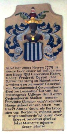 In het iaar onzes heeren 1779 is
deeze kerk onder het bestuur van
den hoog wel geborenen heere,
Georg Frederik baron thoe
Schwartzemberg en Hohenlansberg
grietman en ontvanger generaal 
van Menaldumadeel gecommitteerde
staat ten landsdage lid van het
edelmogende collegie der heren
gedeputeerde staaten deezer
provintie, curator van Vrieslands 
hooge school etc. etc. etc. en van
Evert Annes Nauta als kerkvoog
=den van Berlikum, voltooid, zijnde
den gekomitteerde tot opsigt over
dit werk benoemd geweest
Ietze Meinerts ingeseten
deser plaatse