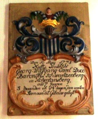 Den 10 maij 1773 heeft jonkheer Georg Wolfgang Carel Duco baron thoe Schwartzenberg en Hohenlansberg, oud 7 jaaren 3 maanden en 14 dagen, den eersten steen aan dit gebouw gelegt