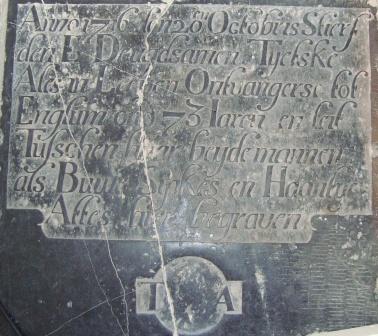 Anno 1716 den 20sten octobris stierf den e. deugdsamen Tijetske Ales in leeven ontfangerse tot Englum oud 73 iaren en leit tusschen haer beijde mannen Buwe Sipkes en Haantye Attes hier begraven

T A