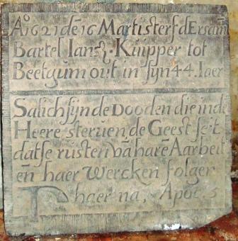 Ao 1621 de 16 marti sterf d ersam Bartel Iansz kuipper tot Beetgum out in sijn 44 iaer

Salich sijn de dooden die in de heere sterven.
de geest seit dat se rusten va hare aarbeit en haer wercken folgen haer na, Apoc. 5