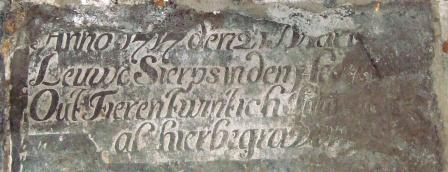 Anno 1717 den 21 mart. ... [is] Leuwe Sierps in den heere [gerust] out fieren twintich jaar ... alhier begraven