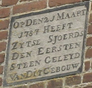 Op den 21 maart 1787 heeft Zytse Sjoerds den eersten steen geleid van dit gebouw
