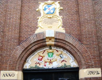 Grietie Bienema geboren den 27 augusti 1759 heeft aan deese kerk den eersten steen gelegt op den 7 iunius 1762

De gecommitteerden tot opbouw van deese kerk

Tjeerd Is Brouwer
Klaas Hesseling
Homme Ales
Beint Bouwes
Timen Hendrix

Anno 1762