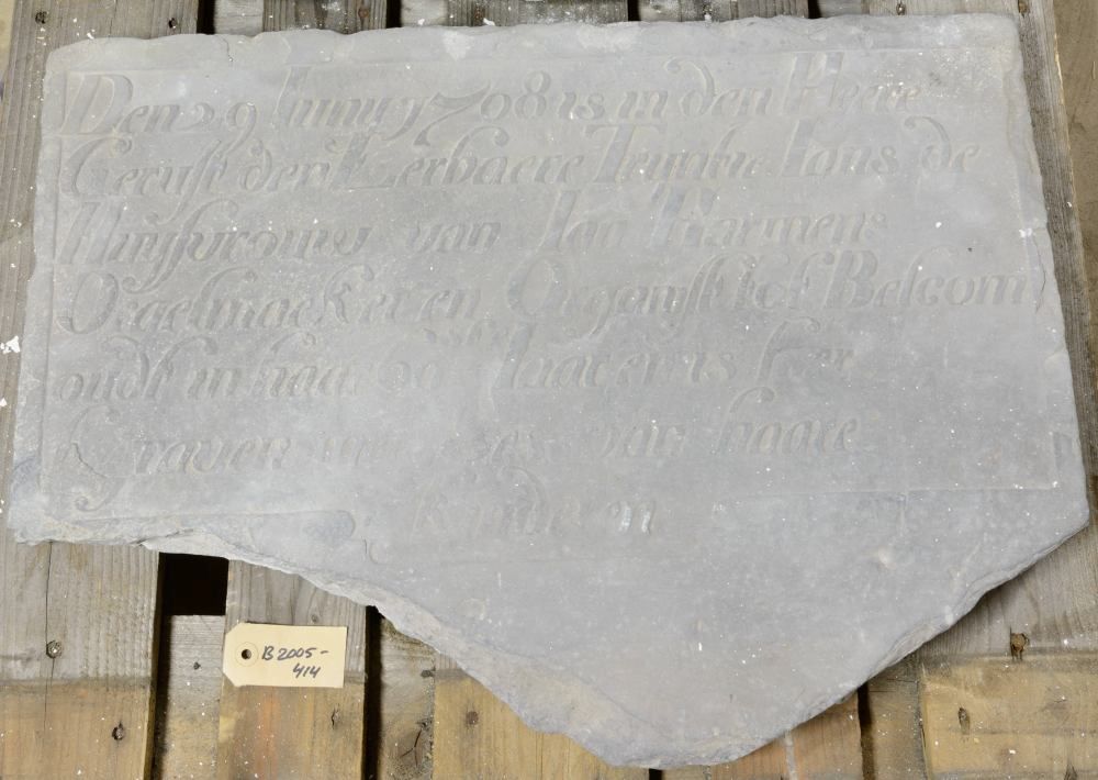 Den 19 iuni 1708 is in den heere gerust den eerbaere Tryntie Ians huysvrouw van Ian Harmens orgelmaeker en organist tot Belcom oudt in haar 60ste iaar en is hier begraven met ses van haare kinderen Den 19 iuni 1708 is in den heere gerust den eerbaere Tryntie Ians huysvrouw van Ian Harmens orgelmaeker en organist tot Belcom oudt in haar 60ste iaar en is hier begraven met ses van haare kinderen