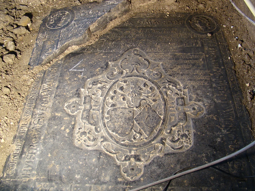 Anno 1617 den 17 december sterf den eersame Cornelis Aeriens out int 56? iaer [ende leit hier begraven] 

Ao 1665 den 5 nov... ... huysvrou va Cornelis Arjens out int 35 iaer en is hier begraven met 3 kinders 

Ao 1626 den 21 may sturf de eersamen Siverdt Walinghs z olt int 57 iaer alhier begra

Ao 16[16?] de ... st... ..e.r Neeltie Ians d hvisfro va Siverdt Walingh olt ontr 37 iaren 

Anno 1691 den 5 iannuarius is in den heere gerust den eersame Ian Hendrickx mr temmerman out int 48 iaer en leit alhier begraven. 

Ao 1701 den 10 februaris is in den heere gerust den eerbare Maertie Cornelis huisvrou van Ian Hendrickx out 47 iaer en leyt hier begraven 

Ao 1785 den 7 febr is overleden Ariaantje Willems oud 12 weken en 5 dagen en leit alhier begraven 

Ao 1632 den 22 ianuarius sturf deersamen Aerien Simens z olt 58 iaer. 

Ao 163[2] de 29 december sturf deerbare ...ndt Walings dhuisfrou van Aerien Simens olt int ,, jaer en leggen alhier begra