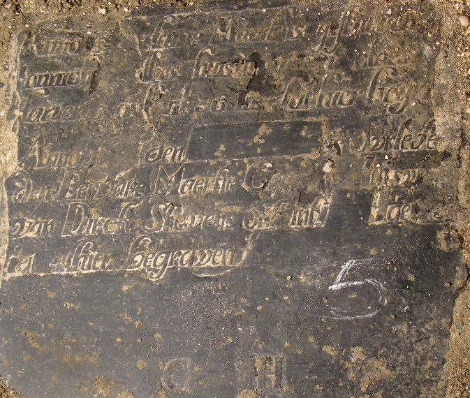 Anno [1657] den 19 maart is gesturven Iannich[ien] [U]lbes huisvrou van Claes Harren[t]s out int 36 jaer leit hier begra 

Anno 1... den ... is overleden den eerbaren Maertie Cl[aesses] huisvrou van Dirck Stevens out int ... iaer leit alhier	 begraven 
						
						C H