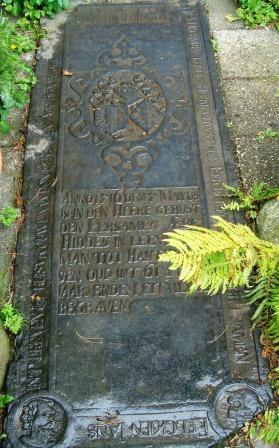 Anno 1693 den 14 december is in den heere gerust die eerbaren ende deuchtsamen Eelckien Ians int leeven huisvrouwe van den eersamen Abe Hiddes out ontrint 37 iaar en leit hier begraven

Anno 1716 de 7 mayus is in den heere gerust den eersamen Aebe Hiddes in leeven huisman tot Hantumhuysen out int 61ste iaar ende leit alhier begraven