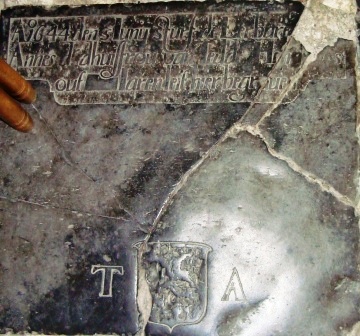 Anno 1644 den 4 juny sturf de eerbare [Tryn] Annes dr dhuisfrou van Tedde Hend[ri]ks out [72?] iaren en leit hier begraven

T A