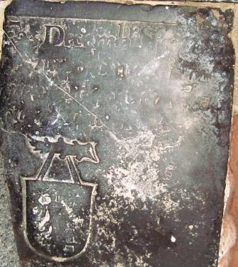 ... de 25 decembr sterf de [eers]amen Ian [Io]h[annes?] out 42 iaren en leit hier begraven
