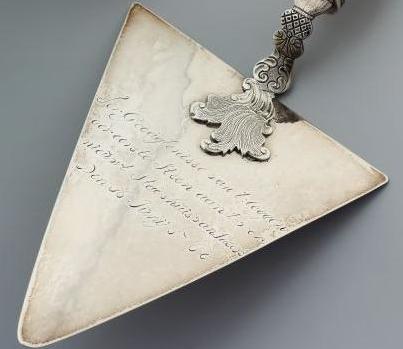 Ter gedagtenisse van `t leggen der eerste steen aan `t vernieuwt stadshuis van Sneek den 16 junij 1760. 

Desen vereert aan juffr: Titia van Frieswijk door de boumeesters W.A: Fegter en Y:U: Staak