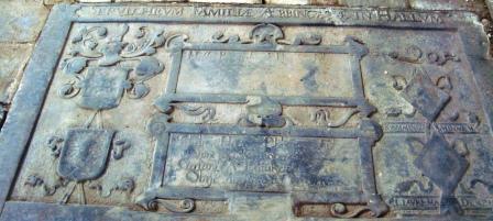 Sepulchrum familiae Aebingaae in Hallum

Hette Ruard Aebbinga fiiliu ... in feberuari 

Schelte Hettes Aebbinga fiiliu .. obijt 26 october 1618

Gerlant a Liaukema obijt Ao 1652 de 23 october

Kamminga Minnema

Liaukema Dekema