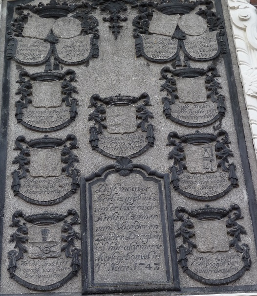 De ... Livius van Haersma grietman over Smallingerlandt

[M]evrou Arelia van Haersma sijn huisvrou

De ... Cornelis van Haersma colon. com van een regm infanterie

[M]evrou Catrina Jetska van Bouricius sijn huisvrou

Arp Wybes Reiding mederegter van Smallingerland

Dominus Jesaias Hillenius predicant in de Dragten

Sytse Fockes mede regter van Smallingerland

Johannis Faber kerkvoogd van Noorderdragten

Michiel Jeens Radinga kerkvoogdt van Noorderdragten

Tierdt Jans kerkvoogdt van Suiderdragten

Deze nieuwe kerk is in plaats van de twe oude kerken tzamen van Noorder en Zuider Dragten tot hun algemeene kerk gebouwt in `t jaar 1743

Cornelis Lovyses kerkvoogdt van Suiderdragten